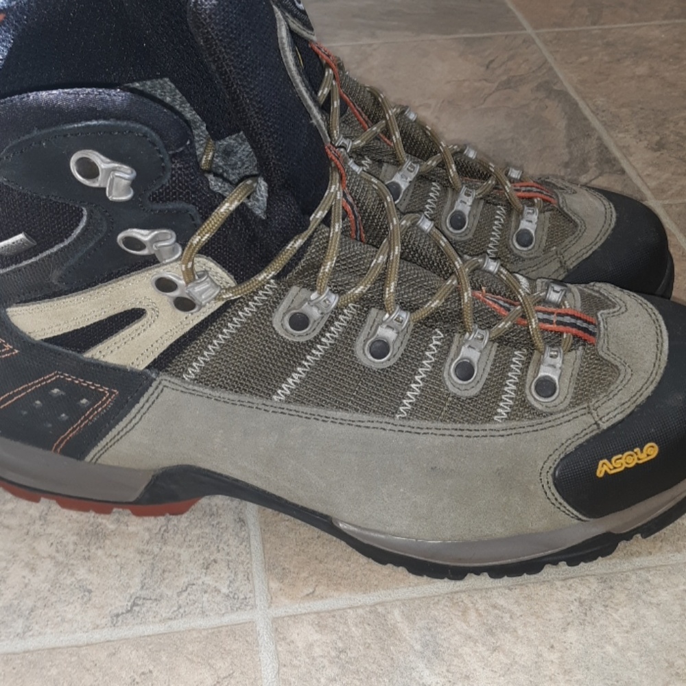 Mens hiking boots